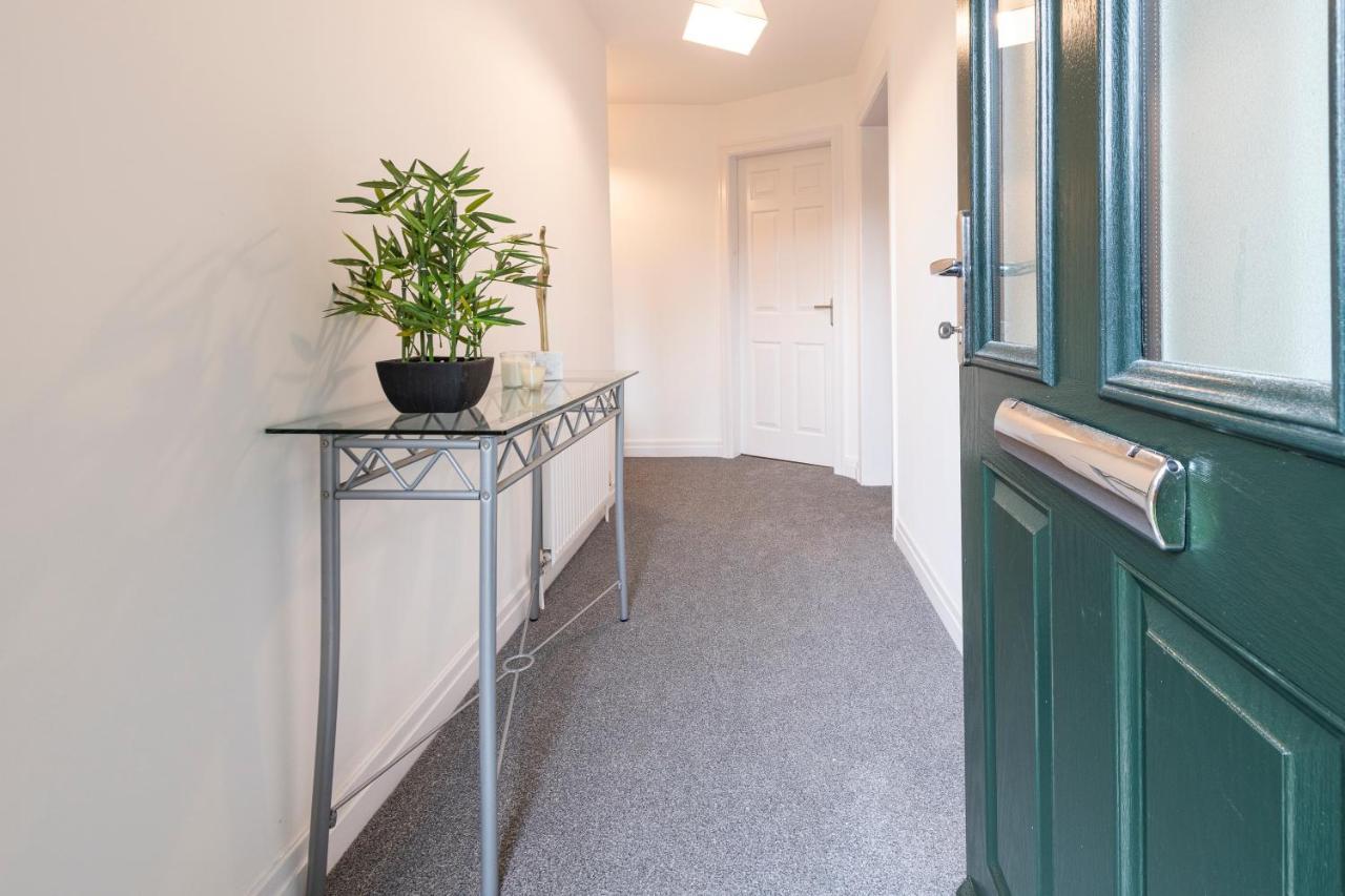 Large 2-Bedroom Bungalow Near Airedale Hospital, Keighley, Convenient Location With Parking Steeton Eksteriør bilde